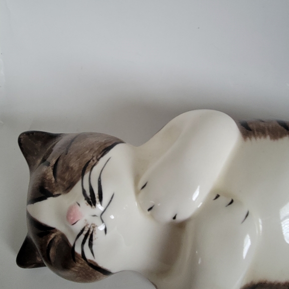 Large Ceramic Sleeping Cat, Vintage Cat Figurine, N. S. Gustin Co.Brown/White - Picture 4 of 8